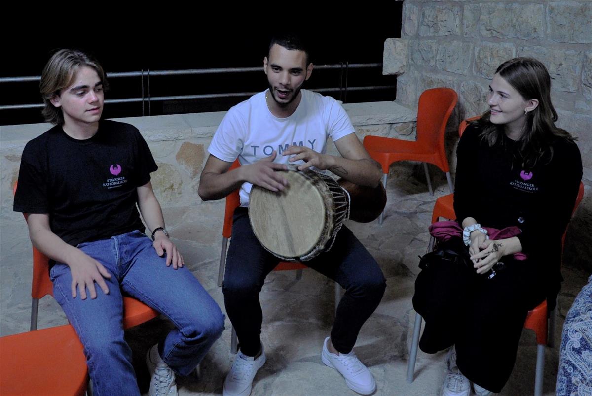 Elever sammen med palestiner som spiller tromme. Foto - Klikk for stort bilde