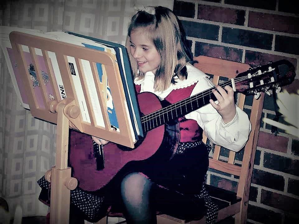 Ung jente spiller klassisk gitar - Klikk for stort bilde