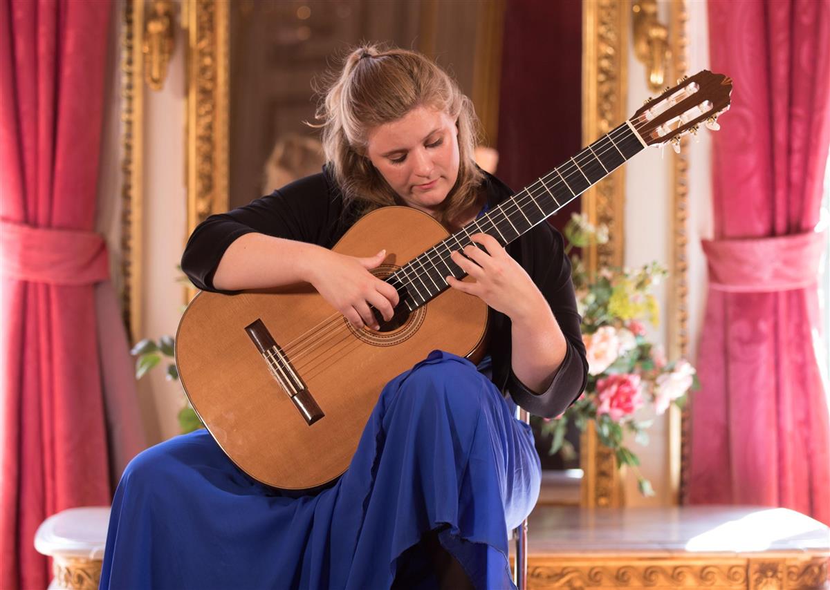 Ung kvinne spiller klassisk gitar - Klikk for stort bilde