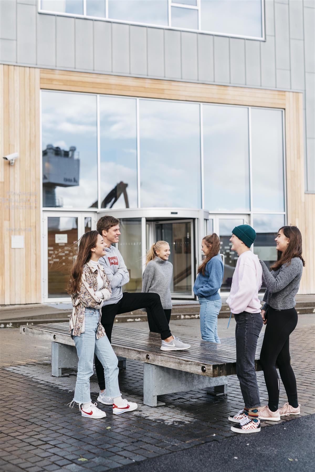 Gruppe elever utenfor skolebygget i Bjergsted. Foto - Klikk for stort bilde