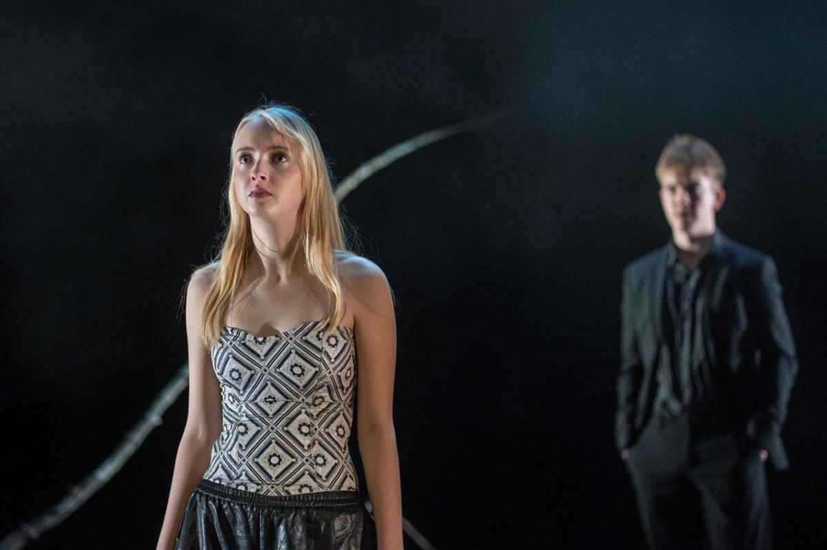 To elever på scenen i et teaterstykke - Klikk for stort bilde