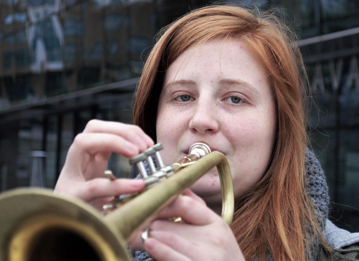 Foto: Elev spiller trompet - Klikk for stort bilde