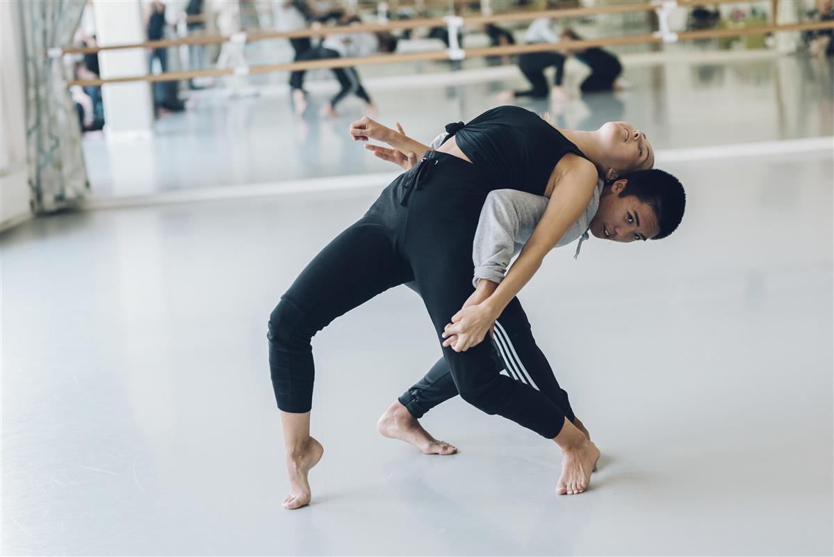 To elever danser i dansesal - Klikk for stort bilde