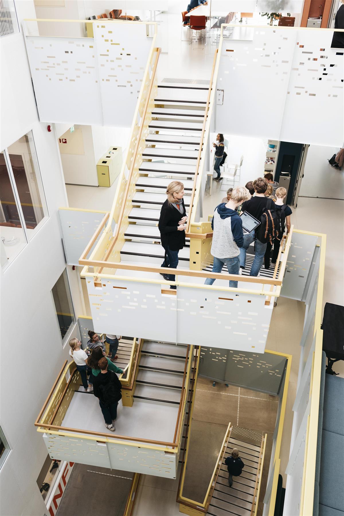elever i trappen i Bjergsted - Klikk for stort bilde